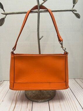 Coach Orange Leather Shoulder Bag. Zip top. Vintage early 90’s. NT-4903. GUC